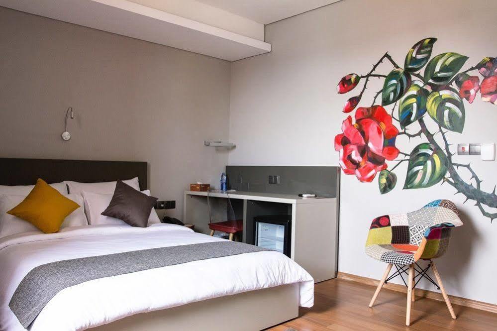 Urbano Hotel By Roots Wiaboman Ngoại thất bức ảnh